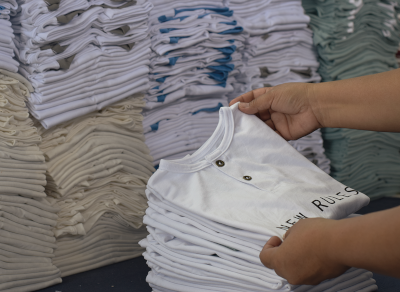 Personal empacando producto para su despacho